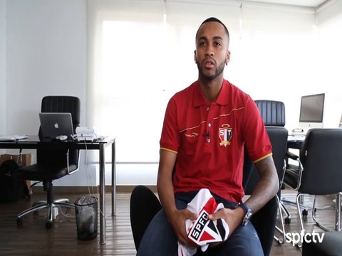 Wesley recebe camisa e revela: 'Jogar no São Paulo é um sonho'