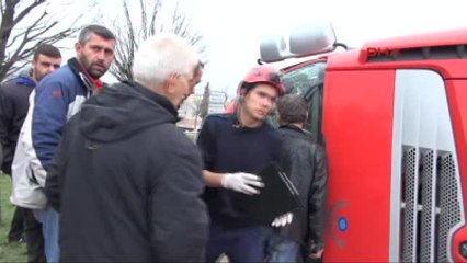 İzmit Hurda Yüklü Tır Devrildi 1 Yaralı