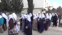 Nusaybin'de Kadınlar İç Güvenlik Paketi'ni Ağızları Kapalı Protesto Etti