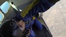 Il saute en parachute et s'évanouit en plein vol