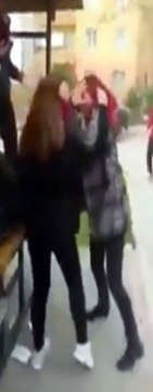 Kızlar Kavga Etti, Erkekler Bahis Oynadı