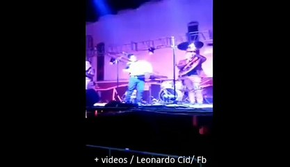 Le disparan a cantante en pleno concierto por piropear a una fan