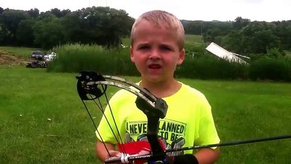 La technique d'un enfant pour tirer à l'arc de manière efficace