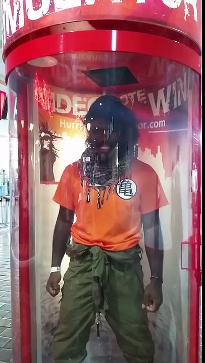 Il se transforme en Super Saïyen en rentrant dans cette machine