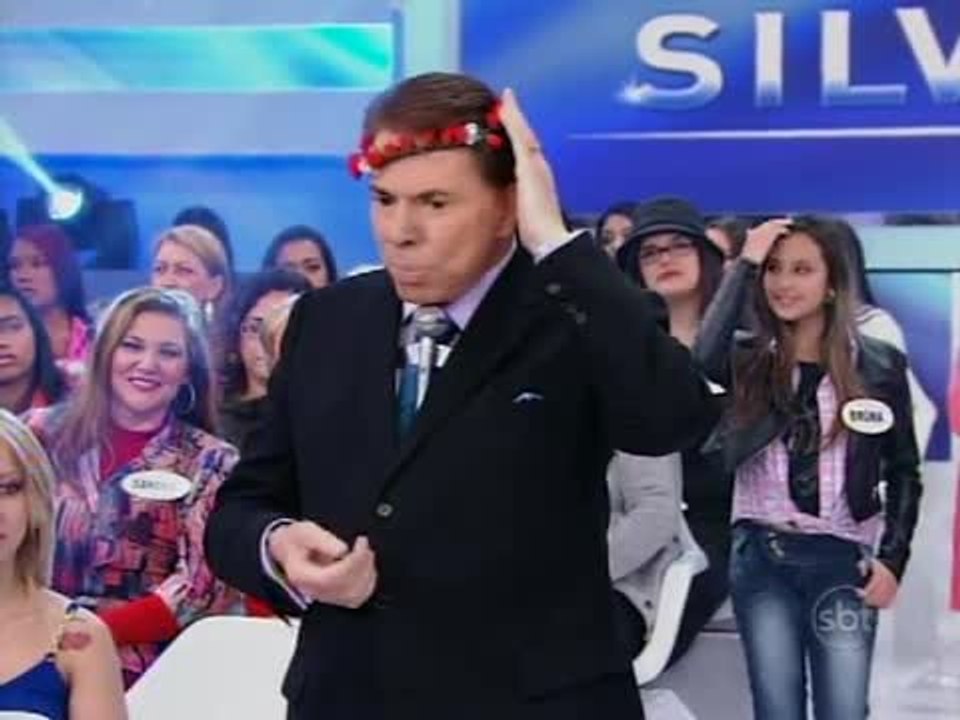 Silvio Santos coloca coroa na cabeça durante Jogo dos Pontinhos - 30/6/2014