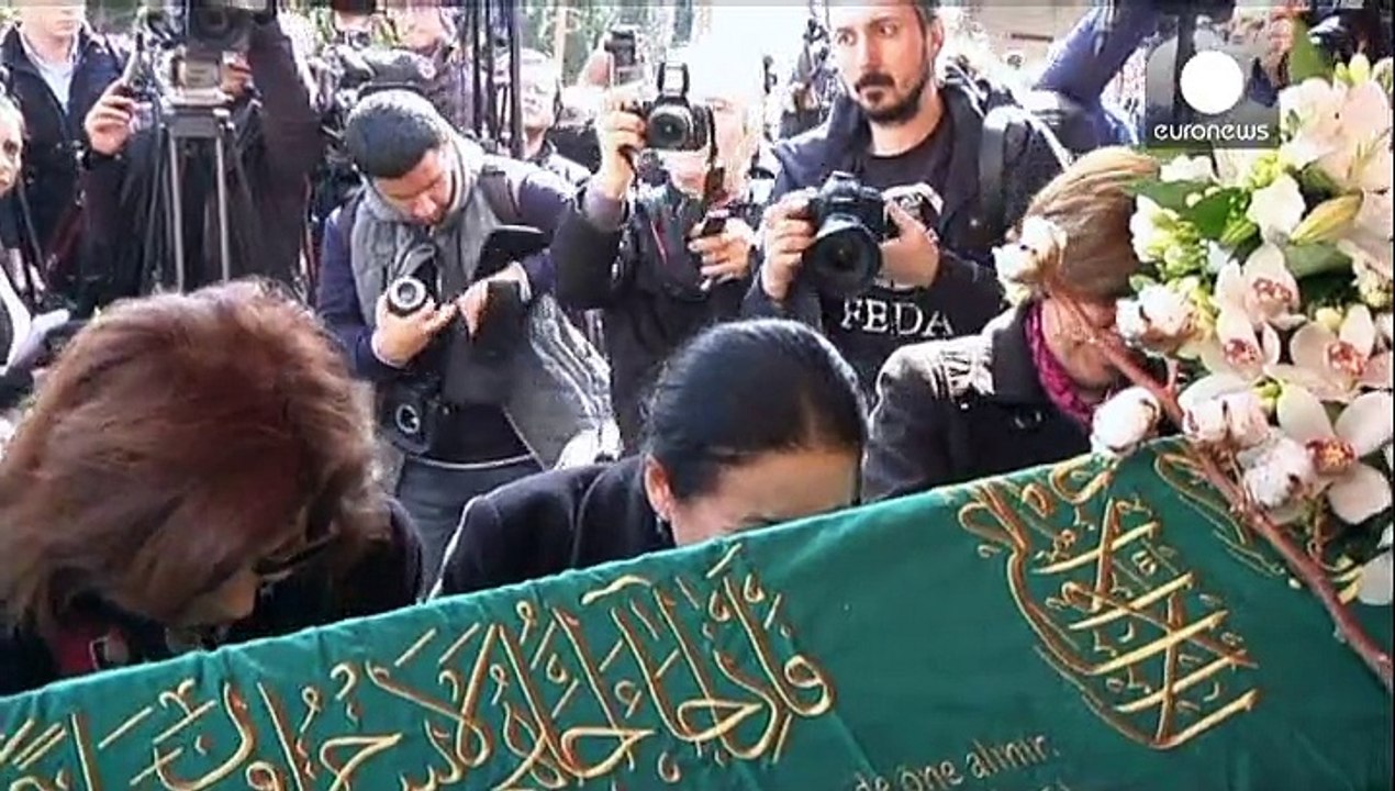 Beerdigung von Schrifsteller Yasar Kemal: Tausende trauern in Istanbul