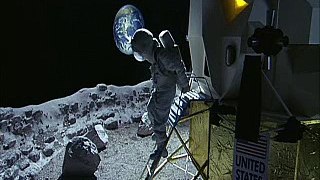 Cosmonaute tombe par terre /astronaute apollo