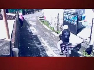 An indonesian lady stealing a bike- چور کو پڑ گئے مور