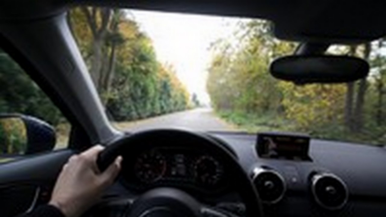 Un jeune couple prend la voiture complètement défoncé