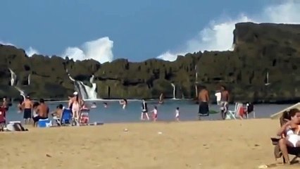 BEACH RESORT AMAZING TSUNAMI WAVES ........