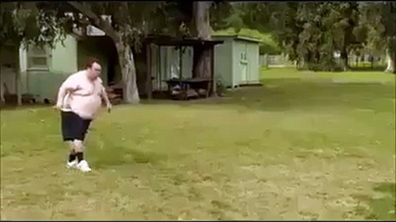 Şişko Adam Havuzu Deldi :D
