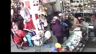 Thief Caught On Camera- This Old Woman Is A Master Pickpocket