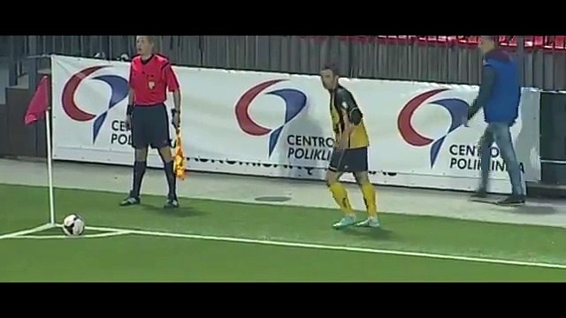 Célébration Football 'très originale ! Le joueur s'applaudit lui-même dans les gradins !'