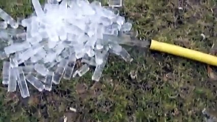 Des glaçons cylindres avec un tuyau d'arrosage