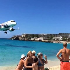 Atterrissage d'un avion à Saint-Martin filmé au ralenti