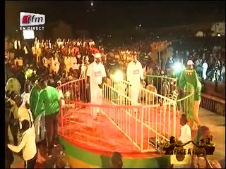 Balla Gaye 2 et Eumeu Sene au monument de la renaissance - la tension fait place a la decontraction