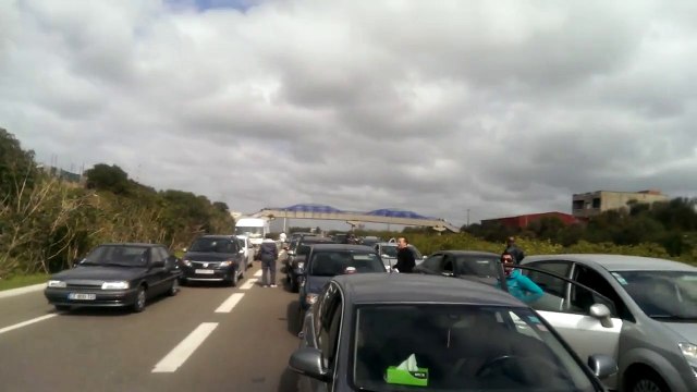 Une voiture de trafiquant finit dans le fossé