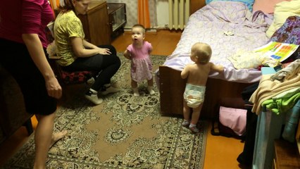 Две ляльки пытаются открыть дверку