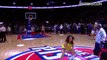Une danseuse marque du milieu de terrain pendant le match NBA Pistons Vs Knicks