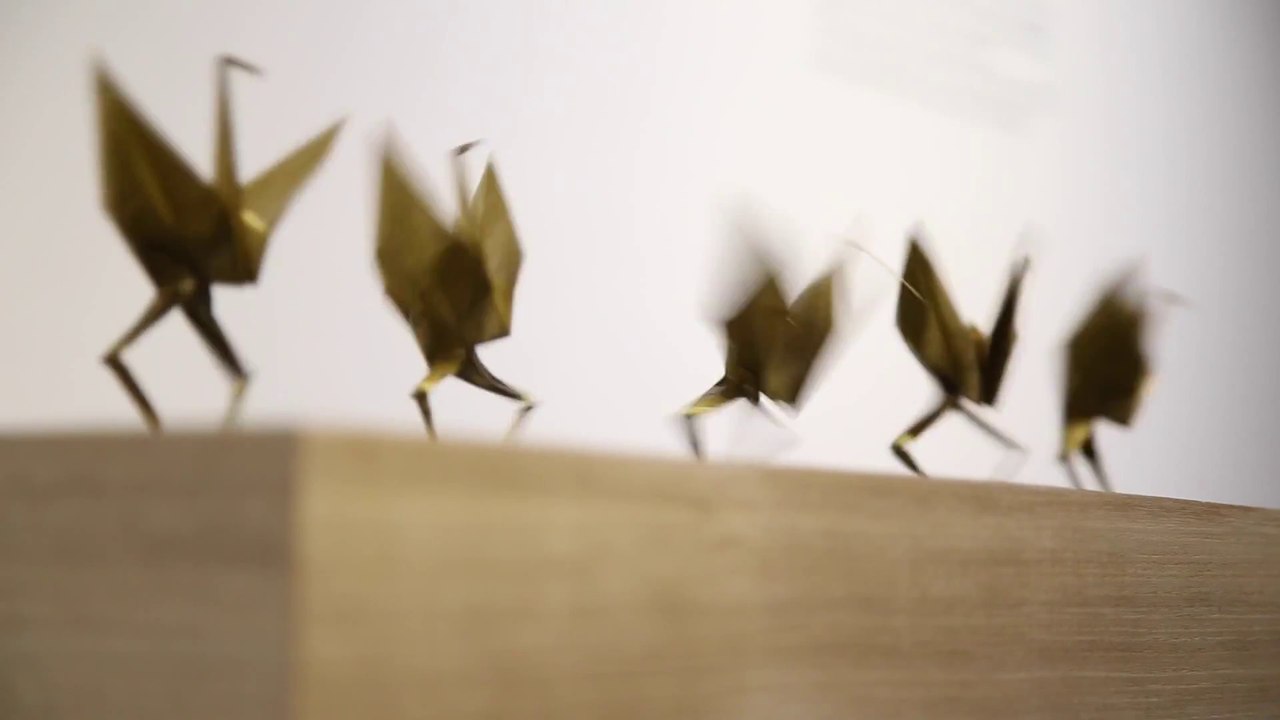 Une machine qui fait danser des Origami en papier!