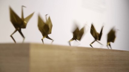 Une machine qui fait danser des Origami en papier!