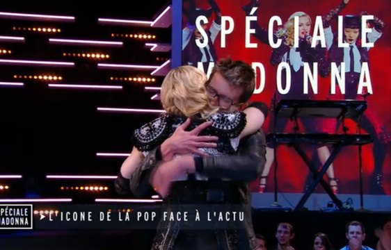 Gros calin entre Madonna et Luz de Charlie Hebdo au Grand Journal