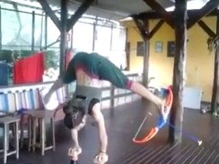 Elle fait du tir à l'arc avec ses pieds...