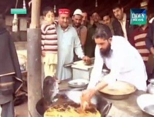 Peshawar: Man fries fish by Putting Hand in Burning Hot Oil