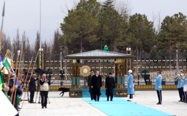 Karşılama Töreninde Köpek ve Ardından Koşturan Koruma Polisi Dikkat Çekti