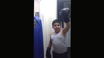 Tayyip Erdoğan için kum torbası yumruklayan çocuk