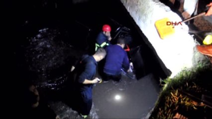 Manisa Soma İçi Su Dolu Dereye Uçan Otomobil Heyecan Yarattı