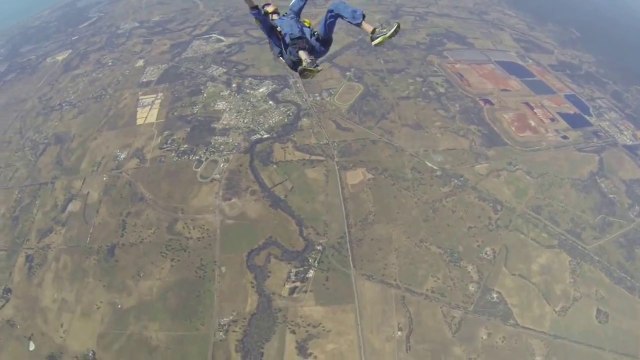 Un parachutiste sauve son compagnon victime d'une crise d'épilepsie pendant une chute libre