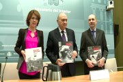 Barcina entrega a Fernández Díaz libro sobre terrorismo