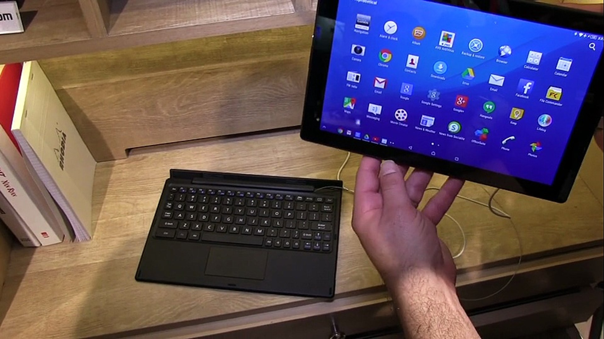 Nouvlle Sony Xperia Z4 Tablet en vidéo : le clavier Bluetooth (optionnel)  en plus - Vidéo Dailymotion