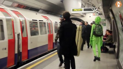 ¡Impiden a un extraterrestre verde entrar al metro de Londres!