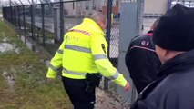 Politie en bewaking betreden de bezette gaslocatie op zoek naar actievoerder John Lanting - RTV Noord