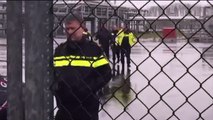 Politie arresteert actievoerder John Lanting van Schokkend Groningen op NAM-terrein in Leermens - RTV Noord