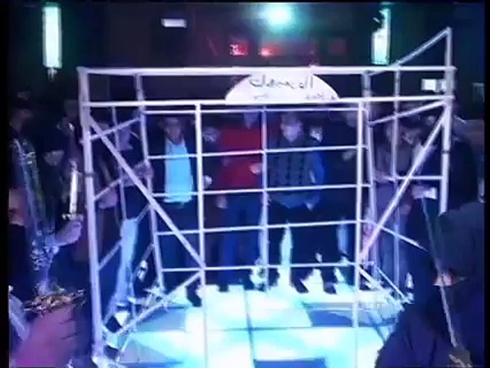 عروسان يحتفلان بزفافهما على صليل الصوارم