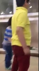 Un enfant essaie de faire peur à un chien dans une animalerie