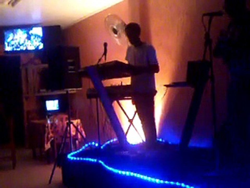 Agê e Pazinato denoite - Meu neném tocando com Tio Léo 3 - 20121028_002128