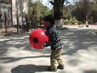 Aaman Enjoys Playtime at Karachi Zoo 🦁