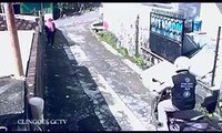 funy Robbery Karma - Boy snatches Purse of a Girl, Girl takes his bike -D