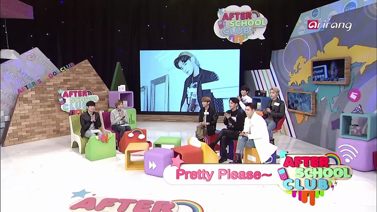 MYNAME blow a kiss for fans 팬들을 위해 키스를 날리는 MYNAME