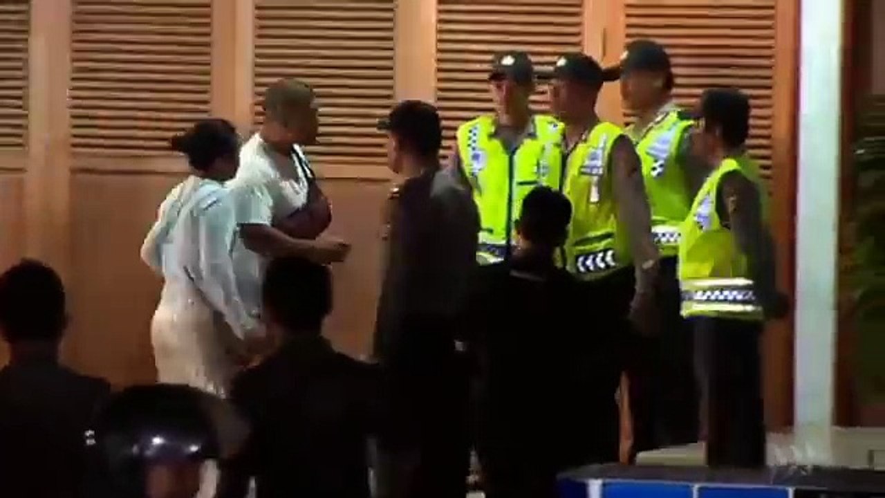 Bali 9: Chan's brother turned away as pair leave prison to face firing squad