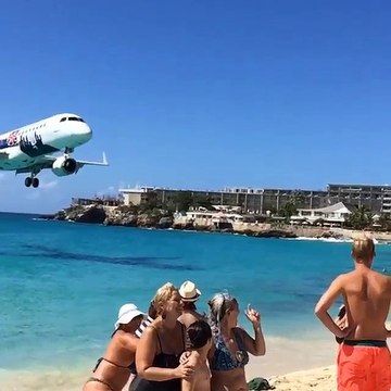 Atterrissage d'un avion à Saint-Martin