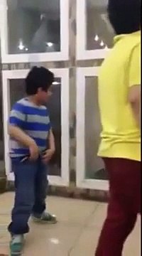 Un enfant fait peur à un chien dans une animalerie : mauvais karma = gros FAIL