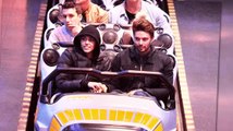 Miley Cyrus und Patrick Schwarzenegger auf der Achterbahn im Disneyland