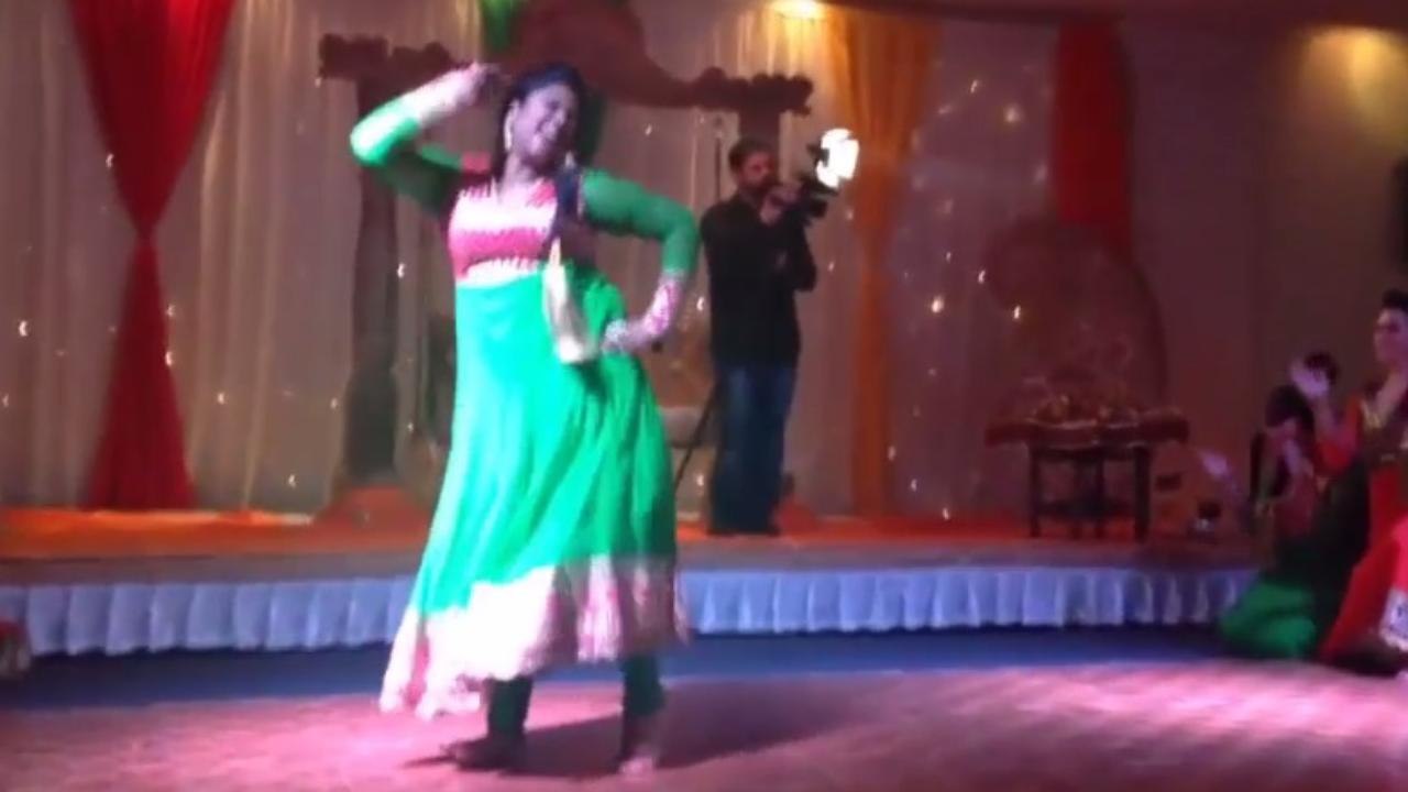 Mehndi Dance  " Mehndi Hy Lagne Wali" HD