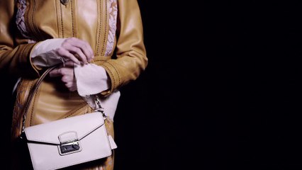 Prada : Collection Printemps | Été 2015 avec Julia Nobis - Backstage video