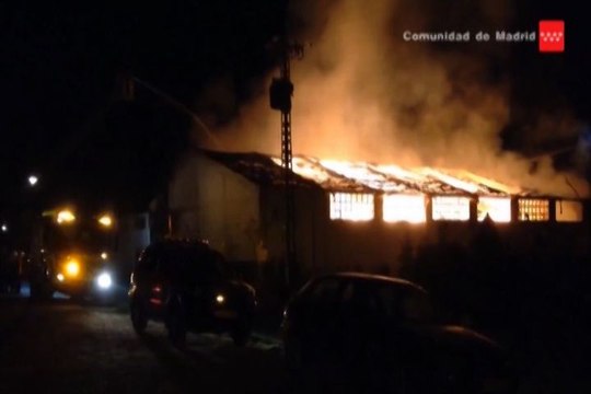 Fuerte incendio en una nave de Aranjuez